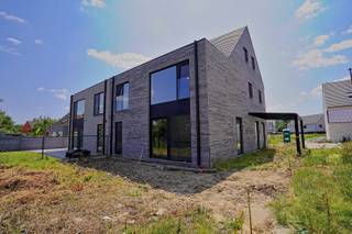 Deze tot in de puntjes afgewerkte nieuwbouw woning is een mega ruime woning. De bouwheer zal ook nog de tuin, terras en oprit aanleggen...