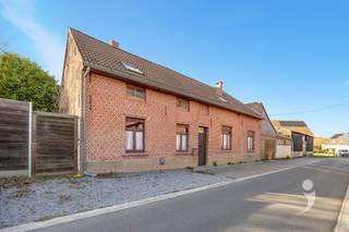 Maison entièrement rénovée avec garage et remise spacieuse dans un emplacement central près du centre de Tildonk.    La propriété comprend un hall...