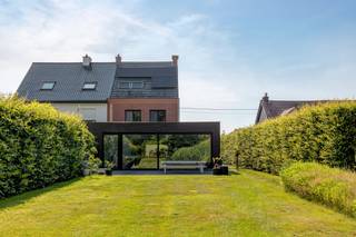 MAAK SNEL EEN AFSPRAAK VOOR ÉÉN VAN DE KIJKDAGEN: ZATERDAG 11/7 VANAF 09.30U OF WOENSDAG 15/7 VANAF 14U. <br />Als u op zoek bent naar een ruime en instapklare eengezinswoning met grote tuin en mooie ligging nabij de dorpskern van Sint -Antonius mag je deze kans niet missen!<br />Deze trendy woning werd in 2012 volledig verbouwd en gerenoveerd tot een hedendaagse woning met veel lichtinval en alle nodige ruimte met 4 slaapkamers en 2 badkamers.<br />Bovendien is de woning voorzien van zonnepanelen wat een energielabel B oplevert! De woning is ook asbestveilig!<br /><br />Indeling: Via een inkomhal met vestiairekast betreed je de ruime woonkamer ingedeeld in een gezellige tv hoek (15m²) vooraan met open zicht op weilanden en voorzien van een inbouwhaard, aansluitend een leefruimte /speelhoek (21m²) en achteraan een leefruimte (48m²) grenzend aan terras en tuin met volledig ingerichte open keuken (12m²) en wasruimte (3m²). Via de woonkamer kom je in een traphal met toegang naar de kelder, gastentoilet en cv berging.<br />Op de 1ste verdieping bevinden zich de nachthal, douchekamer met inloopdouche, lavabomeubel en toilet en 3 slaapkamers op parketvloer.<br />Via een vaste trap kom je op de tweede verdieping ingericht als 'master bedroom' (14m²) met aansluitend dressing (8m²) en badkamer (9m²) met ligbad, inloopdouche, lavabomeubel en toilet.<br />De woning is voorzien van een grote achtertuin met veel privacy, een aangenaam terras van 27m² en een houten tuinberging. Vooraan is er ruimte voor meerdere wagens op de oprit.<br />De woning is beschikbaar bij notariële akte, maak snel een afspraak!