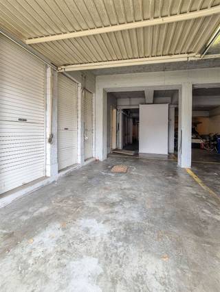 Gelijkvloerse en inpandige dubbele autostaanplaats (2 auto's achter elkaar) met eigen toegangspoort.Autostaanplaats 1: 4.90 x 2.62 mAutostaanplaats...