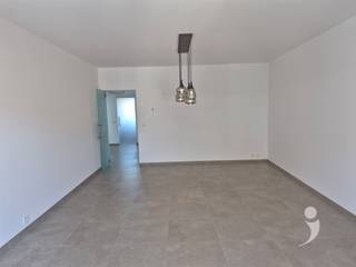 <p><span>Prachtig smaakvol gerenoveerd 2 slaapkamer appartement met mooie ligging in een rustige woonwijk in centrum Leuven.</span></p><p><span>Dit appartement is makkelijk bereikbaar met de lift en heeft een luk uitzicht van op de 3e verdieping.<br /><br />Het appartement heeft een ruime inkom met vestiaire en een apart toilet. <br />Er is en mooie, lichtrijke leefruimte met veel plaats voor een zithoek, een eetplaats en eventueel zelfs een hobbyhoek/bureau ruimte.</span></p><p><span><br />De keuken is voorzien van allerhande handige ingebouwde toestellen ( Afwasmachine, frigo, diepvries, inductie kookplaat met ingeboude dampkap, wastafel, oven )<br />Alsook is deze keuken voorzien van veel opslag ruimte en geeft uit op een mooi terras.<br />Er zijn 2 ruime slaapkamers aan de achterkant van het gebouw dus het is er zeer gunstig om rustig te slapen.<br />De badkamer is voorzien van een mooie wastafel, een inloop douche, een handdoeken verwarming.</span></p><p><span>Er is een wasplaats met plaats voor wasmachine en droogkast.</span></p><p><span> </span></p><p><span>Beneden in het gebouw is er een kelder met extra opslagplaats.<br /></span><span>Parkeren kan in straat met een parkeerkaart.</span><span><br />Beschikbaar vanaf 1/9/2026 voor lange duur. <br />Dit appartement is </span><span>niet</span><span> bemeubeld.<br />De gemeenschappelijke lasten bedragen 150€ per maand.<br />Deze lasten zijn inclusief een voorschot voor verbruik van verwarming.<br />Al het verbruik is ten laste van de huurder.<br /><br />Interesse? Vraag uw bezoek aan via onze website.</span></p><p><span> </span></p>