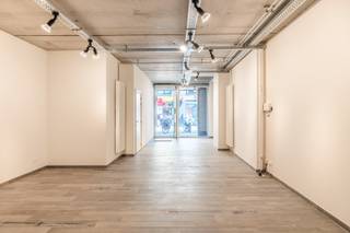 In het hart van de levendige winkelstraat van Bornem bevindt zich dit recent opgetrokken handelspand, ideaal gelegen op een locatie met veel passage en zichtbaarheid. Met een oppervlakte van ongeveer 116m² biedt het pand een mooie open ruimte die flexibel in te richten is voor diverse handelsactiviteiten. Daarnaast beschikt het over een kitchenette, een net sanitair gedeelte en een aangenaam terras aan de achterzijde – perfect voor wie klanten of personeel een extra comfortabele omgeving wil aanbieden. En heb je nog nood aan wat extra opbergruimte, dan biedt de kelderberging nog een oplossing. Opgeruimd staat netjes.<br />Dankzij de recente bouw en kwalitatieve afwerking is het pand instapklaar en biedt het een uitstekende opportuniteit voor ondernemers of investeerders die op zoek zijn naar een commercieel pand in een dynamische omgeving. Nog een belangrijk weetje, de gemeenschappelijke last bedraagt ca.133 euro per maand of 400 euro per kwartaal.