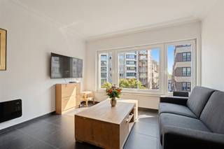 <p><span>Instapklaar en budgetvriendelijk appartement op topligging in hartje Oostende!</span></p><p><span>Dit vernieuwde appartement bevindt zich op de derde verdieping van een verzorgde residentie met lift, pal in het centrum van Oostende. Winkels, horeca, openbaar vervoer én het strand liggen letterlijk om de hoek ideaal als vaste woonst, tweede verblijf of investering aan zee.</span></p><p><span>Dankzij de gunstige zuidoriëntatie geniet u de hele dag van een aangename lichtinval en een zonnige leefruimte. Het appartement werd reeds grondig vernieuwd en is volledig instapklaar. Bovendien zorgen de vernieuwde ramen (2013), de conforme elektriciteit en het gunstige EPC voor extra comfort én lagere energiekosten.</span></p><p><span>Indeling:</span></p><ul><li><span>ruime en lichtrijke woonkamer </span></li><li><span>open ingerichte keuken met vaatwasser, oven en gasfornuis </span></li><li><span>aparte berging </span></li><li><span>badkamer met ligbad, toilet en lavabomeubel </span></li><li><span>ruime slaapkamer achteraan met balkon </span></li></ul><p><span>Een zorgeloos appartement op een absolute toplocatie vlak bij zee en centrum, met een uitstekende prijs-kwaliteitverhouding. Ideaal voor wie op zoek is naar comfortabel wonen aan de kust!</span></p>