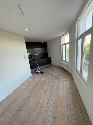 Mooi gerenoveerd appartement met zicht op Park Spoor Noord.Op wandelafstand van het MAS en het mooie eilandje.<br />1-slaapkamerappartement (43m2) op de 2 de verdieping met grote hoge ramen die uitzicht geven op het park.<br />Woonkamer met volledig uitgeruste keuken met vitrokeramische kookplaat,dampkap, vaatwasser,koelkast met vriesvak en heteluchtoven. De aparte slaapkamer is 11m2 met toegang tot een aparte badkamer met douche,wastafel,toilet,handdoekdroger en aansluiting voor wasmachine/droogkast. Op benedenverdieping bevindt zich nog een afgesloten fietsenstalling en een privékelder(4m2). Een mooie investering als eerste woning of voor studenten. Campus UA, Plantin hoge school en KDG zijn op fietsafstand makkelijk te bereiken. <br />Voor de deur is er veel parkeergelegenheid wat zeker een pluspunt is. <br />Het appartement is onmiddellijk beschikbaar na akte en niet bemeubeld.