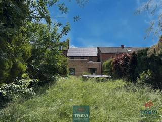 SOUS OPTION Dans une jolie rue au calme proche du centre ville et de la gare, belle maison 3 façades rénovée offrant 3 chambres et un beau...