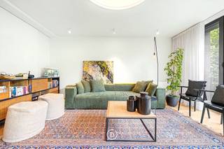 Exclusief 1-slaapkamerappartement op toplocatie in Ukkel, vlak bij Coghen, Messidor en het Brugmannpark, in de prachtige Florelallaan, tussen de Brugmannlaan en de Coghenlaan.<br />Dit stijlvolle en instapklare appartement is gelegen op de tweede verdieping van deze recente residentie met een luxueuze uitstraling en een hoogwaardige afwerking. <br />De uitzonderlijke ligging, op wandelafstand van Messidor, het Brugmannpark, talrijke kwaliteitsvolle handelszaken, restaurants, openbaar vervoer, scholen en recreatiemogelijkheden, maakt dit een unieke woonkans.<br /><br />Het appartement omvat een inkomhal met gastentoilet en berging/wasplaats, een ruime en lichtrijke leefruimte met salon, eetplaats en een volledig uitgeruste open keuken, een comfortabele slaapkamer met dressing, een moderne badkamer voorzien van een dubbele lavabo, een ruime inloopdouche en een tweede toilet. Dankzij de grote raampartijen geniet u van een overvloed aan natuurlijk licht en van prachtige zichten, zowel aan de voorzijde als aan de rustige achterzijde van het gebouw.<br /><br />Een privatieve kelder is inbegrepen in de verkoopprijs. Daarnaast is er de mogelijkheid om een autostaanplaats in de residentie aan te kopen voor € 40.000.<br /><br />Een uitzonderlijk appartement dat luxe, comfort, rust en een absolute topligging in een van de meest gegeerde buurten van Ukkel perfect weet te combineren.