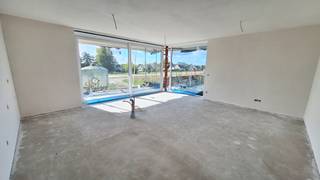 <strong>Appartement 1.03 – Luxueus en ruim wonen met groot terras in Klaverstuk 24</strong><br /><br />Stap binnen in appartement 1.03, een uitzonderlijk appartement op de eerste verdieping van het moderne Klaverstuk 24 in Zedelgem.<br />Met zijn royale leefruimte, drie slaapkamers, twee badkamers en een riant terras is dit appartement perfect voor wie stijlvol en comfortabel wil wonen.
<h4><strong>Kenmerken van appartement 1.03</strong></h4>

<ul>
	<li>* Bewoonbare oppervlakte: 103 m²</li>
	<li>* Inkomhal met vestiaire en apart gastentoilet voor extra gemak.</li>
	<li>* 3 ruime slaapkamers, ideaal voor gezinnen of wie extra ruimte zoekt.</li>
	<li>* 2 badkamers: één met meubel en inloopdouche, en één met meubel en ligbad.</li>
	<li>* Lichtrijke leefruimte dankzij grote raampartijen, met een stijlvolle open keuken.</li>
	<li>* Handige wasplaats voor extra opbergruimte.</li>
	<li>* Ruim terras van 23 m², perfect om te ontspannen en te genieten van het buitenleven.</li>
	<li>* Inclusief ondergrondse parkeerplaats en fietsenberging.</li>
</ul>

<h4><strong>Hoogwaardige afwerking en energiezuinig wonen</strong></h4>
Appartement 1.03 combineert moderne afwerking met duurzame technieken:

<ul>
	<li>* Vloerverwarming voor optimaal comfort in alle ruimtes.</li>
	<li>* Warmtepomp en zonnepanelen voor een energiezuinige en milieuvriendelijke woning.</li>
	<li>* Een uitzonderlijk laag E-peil van 30, wat recht geeft op vrijstelling van de onroerende voorheffing.</li>
</ul>

<h4><strong>Wonen in het hart van Zedelgem</strong></h4>
Gelegen in een rustige en groene omgeving biedt Klaverstuk 24 u een ideale woonomgeving met alle voorzieningen binnen handbereik.<br />Met vlotte verbindingen naar het centrum van Zedelgem, Brugge en omliggende steden combineert u hier rust en bereikbaarheid.<br />Met zijn ruime indeling en luxueuze afwerking is appartement 1.03 een unieke kans.<br /><strong>Contacteer ons vandaag nog voor meer informatie of een bezichtiging.</strong><br /><br />Hier begint uw nieuwe woonverhaal!<br /><br /><strong>051 21 11 11 of matias@imfiro.be</strong>