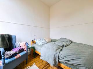 Dit appartement op de tweede verdieping van deze kleine residentie telt <strong>één slaapkamer </strong>en is gelegen op een gunstige, <strong>centrale ligging</strong> in de nabijheid van alle voorzieningen. <br /><br />Het Gentse stadcentrum ligt op anderhalve kilometer en het station Gent-Dampoort op één kilometer. <br /><br />Boven het appartement is er nog een <strong>private zolder</strong> ter beschikking.<br /><br />De huurprijs bedraagt <strong>€825 per maand</strong>, exclusief de kosten voor elektriciteit, gas, water en internet. Er zijn <strong>geen gemeenschappelijke kosten</strong> en er is geen lift aanwezig. <br /><br /><strong>Onmiddellijk beschikbaar.</strong><br /><br />Interesse in dit appartement? <strong>Contacteer Gijs</strong> via gijs@convas.be. 