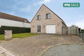 Deze prachtige vrijstaande woning combineert ruimte, comfort en karakter op een unieke manier. Indeling als volgt:De ruime inkomhal geeft uit op...