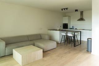 <p><strong>Appartement 1 chambre prêt à emménager avec terrasse, place de parking et label EPC A</strong></p><p>Cet appartement bien entretenu et économe en énergie allie un agencement pratique à un confort de vie contemporain. Grâce à son <strong>label EPC A</strong>, vous bénéficiez d'un logement économe en énergie avec de faibles dépenses énergétiques.</p><p>L'appartement dispose d'un agréable espace de vie ouvert sur la cuisine, d'une chambre, d'une salle de bains et d'un débarras pratique. Il dispose également d'une <strong>terrasse</strong> où vous pourrez profiter du grand air en toute tranquillité.</p><p>La <strong>place de parking</strong> constitue un atout supplémentaire non négligeable, garantissant un stationnement toujours aisé et confortable.</p><p>L'appartement est actuellement loué. Il est donc non seulement intéressant pour une occupation personnelle à terme, mais offre également la possibilité d'acquérir le bien à titre d'investissement avec <strong>des revenus locatifs immédiats</strong>.</p><p><strong>Atouts :</strong></p><ul><li>PEP A</li><li>1 chambre</li><li>Terrasse</li><li>Débarras pratique</li><li>Place de parking</li><li>Économe en énergie</li><li>Actuellement loué</li><li>Intéressant pour une résidence principale ou comme investissement</li></ul><p>Pour plus d’informations ou pour organiser une visite, veuillez nous contacter à l’adresse lou@guldentopsvastgoed.be</p>