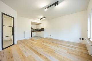 Rustig, maar centraal gelegen gelijkvloers appartement met 1 slaapkamer, ruime tuin (70 m²!) en een grote garage met elektrische poort (verplicht...