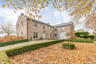 Op top Ardennen locatie gelegen Landhuis met vrij uitzicht,  5 slaapkamers, 2 badkamers, woonkamer, eetkamer/keuken. Zeer ruim souterrain en...
