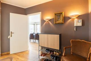 <p><strong>De Panne: Ruim 2-slaapkamerappartement in het bruisende centrum!</strong></p>
<p><br />Op zoek naar de perfecte combinatie van ligging, ruimte en potentieel? Dit heel ruime 2-slaapkamerappartement in de gegeerde residentie Lindo is een unieke kans! Dankzij de hoekligging geniet u van een prachtig zicht over de levendige winkelstraat, terwijl de zeedijk op wandelafstand ligt. Of u nu op zoek bent naar een vaste stek aan zee of een instapklare pied-à-terre om helemaal naar eigen smaak in te richten, dit appartement biedt het allemaal.</p>
<p>Als extra troef kunt u een private garage bijkopen op de felbegeerde Markt van De Panne, voor €60.000.</p>
<p><br /><strong>Indeling:</strong><br />Ruime inkomhal, een adembenemend lichtrijke en genereuze woonkamer, aparte keuken, apart toilet, handige berging, 2 volwaardige slaapkamers en een badkamer met bad die toegang geeft tot een heerlijk terras/buitenruimte.</p>
<p><br /><strong>Troeven:</strong></p>
<ul><li>Ruimte in overvloed: ideaal voor wie comfort zoekt</li><li>Onklopbare ligging: centrum, winkels en zee binnen handbereik</li><li>Volop potentieel: een unieke kans om dit appartement volledig naar uw eigen wensen te renoveren en er iets moois van te maken</li></ul>
<p><br />Interesse? Contacteer Frederick vandaag nog voor meer informatie of een bezoek ter plaatse: 058/22.41.70</p>