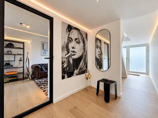 Welkom in uw House of the Future: een ultramoderne, hyperstrakke halfopen bel-étage op een absolute droomlocatie in de rustige en gezochte Altenawijk.<br /><br />Deze recent gerenoveerde woning met strakke witte gevel en accenten in gegoten beton ademt architecturale klasse en is speciaal ontworpen voor een dynamisch en modern publiek. Of je nu een jong gezin bent met tot drie kinderen, een koppel dat ruimte zoekt, of een professional die behoefte heeft aan een volwaardige thuiswerkplek: deze woning biedt de perfecte mix van design, flexibiliteit en toekomstgericht comfort.<br /><br />Bij het binnenkomen via de opvallende hal met een design glass balustrade valt meteen de indrukwekkende lichtinval op. Het gelijkvloers is verrassend multifunctioneel ingericht. Je vindt er een royale bureauruimte (of extra slaapkamer) aan de achterzijde die de ideale rustige thuiswerkplek vormt, geflankeerd door ruime dressing, een inpandige garage en een apart gastentoilet.<br /><br />Op de eerste verdieping bevindt zich de gezelligste plek van de woning: een royale, lichtovergoten leefruimte waar strak minimalistisch design en warmte elkaar aanvullen. De hyperuitgeruste open keuken is een droom voor elke kookliefhebber en is voorzien van een strak kookeiland, greeploze inbouwkasten, sfeervolle indirecte verlichting en een hoogwaardig inductiekookvuur. Ook op deze leefverdieping is een afzonderlijk toilet aanwezig. Via de leefruimte heb je een prachtig zicht op de moderne en knap aangelegde tuin, waar strakke lijnen en onderhoudsvrij comfort samenkomen tot een echte outdoor oase.<br /><br />De tweede verdieping is ingericht met oog voor privacy en luxe. Hier bevinden zich twee royale slaapkamers, waarvan de master bedroom is uitgerust met hoogwaardige maatwerkkasten inclusief ingebouwde verlichting.<br /><br />De sanitaire voorzieningen op deze verdieping zijn on point met maar liefst twee aparte zones: één hoofdbadkamer voorzien van dubbele lavabo, strakke badkamermeubels, spiegelkasten en een sierradiator, én een tweede aparte douchekamer met een eigen toilet en sierradiator. Met een toilet op elke verdieping is het comfort in dit huis compleet.<br /><br />Ook op energetisch vlak is deze woning helemáál klaar voor de toekomst. Dankzij het zeer gunstige EPC-label B (108 kWh/m²), een uitstekend geïsoleerd dak, een asbestveilige staat, een conforme elektriciteitskeuring én maar liefst 30 zonnepanelen woon je hier uiterst energiezuinig en zorgeloos.<br /><br />De ligging in de Altenawijk maakt het plaatje compleet. Je woont hier in een rustige, kindvriendelijke omgeving met enkelrichtingsverkeer, terwijl alle dagelijkse voorzieningen vlakbij zijn. Supermarkten zoals Delhaize en Aldi, het bruisende Altenapark, scholen en openbaar vervoer bevinden zich op wandel- en fietsafstand. Dankzij de snelle verbinding naar de N1 en E19 sta je bovendien op een zucht in Antwerpen of Brussel. Een unieke kans voor wie op zoek is naar instapklaar topdesign op een begeerde locatie.<br /><br />Vg-Wg-Gmo-Gvkr-Gvv-EPC :  108 kWh/m<sup>2</sup> (Label B)<br />Waterinfo : P-Score = B, G-Score = A<br /><br />Dit is niet wat je zoekt ? Al gehoord van AANKOOPBEGELEIDING ?   Wij zoeken, bezoeken en onderhandelen mee met jou voor eigendommen die worden aangeboden door particulieren, andere makelaars of eigendommen die zelfs (nog) niet te koop staan?<br />Vraag meer informatie over aankoopbegeleiding via welkom@dehuisleverancier.be of 0489/069.000<br /><br />de Huisleverancier : Persoonlijk, voor iedereen Service, Kwaliteit en Vertrouwen !