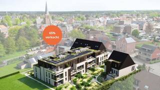 <span><strong>KOM UW APPARTEMENT ONTDEKKEN TIJDENS DE WERFWANDELING VAN ZATERDAG 06 DECEMBER, TUSSEN 10u en 13u!<br /><br />Verkoop met 6% BTW mogelijk, mits voldaan aan de voorwaarden.<br /><br /><span>Vordering van de werken: start van de tweede verdieping.</span></strong><br /><br />Wat je gezinssituatie ook is, in </span><b>De Mousse</b><span> vind je wat je nodig hebt. Van 1-slaapkamer appartement met terras of tuin, tot grotere appartementen en ruime duplexen. Of liever toch een exclusieve penthouse met 3-slaapkamers, 2 badkamers en extra groot terras? Hier is voor ieders wat wils. Elk appartement wordt tot in de puntjes afgewerkt met kwalitatieve materialen. En ook met de orientatie van de terrassen en tuinen werd rekening gehouden, want deze zijn allemaal zuid of zuidwest gericht.<br /><br />Op de locatie waar de appartementen ontwikkeld worden, staat momenteel Meubelzaak Claes. Een zaak die bij vele Desselaars gekend is, net zoals zijn oprichter Jan Claes (1915-1993). Maar what’s in a name? De meeste Desselaars kochten geen meubelen bij Meubelen Claes maar bij Jan van de Mousse. Deze bijnaam had hij te danken aan zijn vader, Karel Claes (1888-1965) toen die nog als loopjongen werkte aan het kanaal Dessel-Kwaadmechelen. Vliegensvlug moest hij boodschappen overbrengen, of beter gezegd “vliegen” tussen 2 locaties. Franstalige directieleden noemden hem daardoor “mouche”. En in het Dessels werd dit al snel “Mousse”, vandaar Jan van de Mousse. Maak dus “vliegensvlug” een afspraak om dit nieuwbouwproject “De Mousse” uitgebreid te bekijken.<br /><br />Energiezuinig? Absoluut! Het volledige project wordt voorzien van zonnepanelen (liefst 4 per unit) en warmtepompen. Hier mag u er gerust van uitgaan dat uw toekomstige woning “bijna-energie-neutraal” zal zijn. En dat is niet enkel goed voor het klimaat maar ook voor uw portefeuille. Hier <b></b>hou je je energiefactuur dus gemakkelijk onder controle. <br /><br /></span>
<p></p>