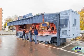 Volledig afgewerkte en ingerichte vleeswaren-handel met vaste standplaatsen op 5 markten per week in Oost-Vlaanderen.Inbegrepen: * Winkelwagen Wigwam...