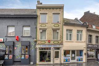 <p>Ce commerce entièrement prêt à l’emploi est idéalement situé dans la grande rue commerçante de Halle et bénéficie d’une excellente visibilité ainsi que d’un passage important. Grâce à cette situation centrale, le bien se trouve au cœur de la zone commerçante, entouré de nombreux commerces et services.</p><p>Le bâtiment a été rénové en 2012 avec des finitions de qualité. En 2017, une nouvelle chaudière au gaz a également été installée, offrant un bon niveau de confort.</p><p>Le rez-de-chaussée comprend la surface commerciale principale avec une vitrine et un espace magasin d’environ 54m². Cet espace offre une excellente visibilité pour une activité commerciale. À l’arrière se trouve une terrasse de 14m².</p><p>Le premier étage comprend un bureau spacieux d’environ 20m², un espace de stockage de 14m², un wc ainsi qu’une cuisine partiellement équipée.</p><p>Au deuxième étage se trouve un espace de rangement supplémentaire d’environ 32m².</p><p>Le troisième étage comprend un grenier pouvant servir d’espace de stockage complémentaire.</p><p>La situation dans la rue commerçante principale de Halle constitue un atout important grâce à sa visibilité et à son accessibilité.</p><p>Le précompte immobilier est à charge du locataire.</p><p>Ce commerce représente une belle opportunité pour un entrepreneur à la recherche d’un espace commercial prêt à l’emploi dans un emplacement stratégique.</p>