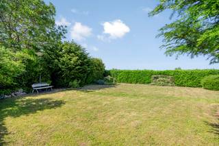 Ruime duowoning op landelijke locatie in Bommershoven (Borgloon).<br /><br />Deze ruime woning met bijhorende zorgwoning is gelegen in het charmante Bommershoven, deelgemeente van Borgloon, aan de Harenstraat 83.<br />De woning bevindt zich op een rustige, landelijke locatie, terwijl supermarkt en school zich op korte afstand bevinden.<br />Dankzij de centrale ligging geniet u van een vlotte verbinding naar de omliggende steden Tongeren en Sint-Truiden. Bovendien ligt de autosnelweg op slechts 10 kilometer afstand.<br /><br />Deze woning met een bewoonbare oppervlakte van 281m² bevindt zich op een perceel van ongeveer 15A.<br />Het pand werd enkele jaren geleden opgesplitst in een ruime woning met bijhorende zorgwoning en een bovenliggend appartement. Het appartement maakt geen deel uit van deze verkoop.<br /><br />De woning is uitgerust met PVC-ramen voorzien van dubbele beglazing.<br />Rolluiken zijn aanwezig op het gelijkvloers aan de voorzijde en aan de slaapkamers op de verdieping.<br />De verwarming gebeurt via stookolie.<br /><br />De indeling van de hoofdwoning omvat een inkomhal, een ruime en lichtrijke leefruimte met aansluitend een ingerichte leefkeuken.<br />Aan de achterzijde bevinden zich een praktische berging en een badkamer.<br />Verder beschikt de woning over een ruime inpandige garage met extra bergruimte, die toegang biedt tot een grote overdekte koer. Hier bevinden zich drie handige bergstallingen en een afzonderlijke tuinberging.<br /><br />Op de verdieping geeft de overloop toegang tot drie volwaardige slaapkamers en een bijkomende berging.<br />Via een vaste trap bereikt u de zolderverdieping, die mits afwerking perfect kan dienen als extra slaapvertrekken of hobbyruimte.<br />Er is een praktische kelder aanwezig.<br /><br />De inkomhal biedt eveneens toegang tot de woongelegenheid aan de rechterzijde van het gebouw/zorgwoning.<br />Deze entiteit omvat een bijzonder ruime leefruimte met open, ingerichte keuken, een ingerichte badkamer, een apart toilet en een slaapkamer.<br />Ook hier is een extra inpandige garage aanwezig.<br /><br />De tuin vormt een absolute troef en biedt een prachtig, weids uitzicht op de achterliggende boomgaarden en groene omgeving.<br />Het tuinperceel is bovendien rechtstreeks bereikbaar via een naastgelegen private weg.<br /><br />Troeven van deze woning zijn:<br />- Rustige landelijke ligging met vlotte bereikbaarheid van alle dagelijkse voorzieningen.<br />- Zeer ruime woning met tal van mogelijkheden: private woning met zorgwoning, praktijkruimte of thuiskantoor.<br />- Twee afzonderlijke inkomhallen en twee ruime inpandige garages.<br />- Ruime tuin met open zicht op groen en boomgaarden.<br />- Grote overdekte koer met extra stockage- of hobbymogelijkheden.<br /><br /><br />Voor meer info of een bezoek ter plaatse, contacteer ons op 0473 79 29 30 of mail naar luc@vestio.com<br />