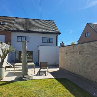 <p><span>LANDELIJKE HOB MET TUIN EN WEILAND</span></p><p><span> </span></p><p><span>Rustig en landelijk gelegen HOB met een totale opp. van meer dan 5.600 m², net buiten het centrum van Haasdonk. </span></p><p><span>In de nabijheid (maar zonder geluids-of verkeersoverlast) bevindt zich de E17, wat zorgt voor een vlotte verbinding richting Antwerpen en Gent.</span></p><p><span> </span></p><p><span>De woning verwelkomt u via een praktische inkomhal met apart gastentoilet, gevolgd door de lichtrijke woonkamer, die rechtstreeks uitgeeft op het grote terras. </span></p><p><span>Aansluitend is er dan de gezellige en omheinde tuin waar u geniet van de rust, privacy en gezellige momenten.</span></p><p><span>De geïnstalleerde keuken biedt voldoende werk- en opbergruimte en sluit mooi aan bij de leefruimte.</span></p><p><span> </span></p><p><span>Verder beschikt de woning op het 1</span><span><sup>e</sup></span><span> V. over 3 volwaardige slaapkamers en een verzorgde badkamer met inloopdouche, lavabo en toilet. </span></p><p><span> </span></p><p><span>Via een uitschuifbare trap bereikt u de zolder met tal van mogelijkheden naar berging, hobby- of polyvalente ruimte toe.</span></p><p><span> </span></p><p><span>Op de oprit naast de woning kunnen er tal van voertuigen geparkeerd worden en de grote garage met sectionaalpoort biedt plaats aan 1 voertuig en garandeert extra stockagemogelijkheden. </span></p><p><span>Naast de garage is er nog een aangebouwde berging met nutsvoorzieningen.</span></p><p><span> </span></p><p><span>Tot slot biedt deze eigendom nog een fantastische opportuniteit voor mensen met een groot hart voor dieren met het achtergelegen weiland van > 5.000 m².</span></p><p><span>Opgelet : De (paarden)stallingen en magazijn van >200 m² zijn momenteel echter niet vergund (bijkomende info hierover via notaris en gemeente volgt later)</span></p><p><span> </span></p><p><span>Troeven:</span></p><p><span> </span></p><p><span>->Rustige, landelijke ligging </span></p><p><span>->Ruime inkomhal met apart toilet </span></p><p><span>->Lichtrijke woonkamer</span></p><p><span>->Groot aansluitend terras </span></p><p><span>->Geïnstalleerde keuken + kelder</span></p><p><span>->3 slaapkamers </span></p><p><span>->Verzorgde badkamer </span></p><p><span>->Praktische zolder met uitschuifbare trap </span></p><p><span>->Oprit voor meerdere voertuigen + garage met sectionaalpoort + grote berging</span></p><p><span>->Gezellige tuin ; volledig omheind</span></p><p><span>->EXTRA ACHTERLIGGEND WEILAND VAN >5.000 m²</span></p><p><span>->EPC : 376 kWh/m²jaar (Label D)</span></p><p><span> </span></p><p><span>Graag meer info of interesse in een plaatsbezoek? Gelieve ons dan te contacteren op het nummer 03 775 41 88 of mail naar <span>christel@vastgoed-smet.be</span></span><span> <span>www.vastgoed-smet.be</span></span><span> </span></p><p><span> </span></p><p><span>“De verstrekte gegevens/informatie (zowel online als gedrukt) worden vrijblijvend verstrekt, enkel ter inlichting, zonder contractuele verbintenis of garantie van onzentwege en kunnen op ieder ogenblik gewijzigd worden”</span></p><p><span> </span></p>