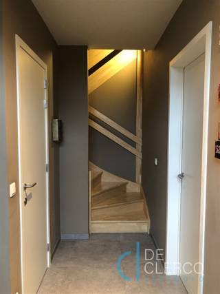 <p><span><span>Zeer ruime, energiezuinige, hedendaagse woning te huur nabij het dorp van Lochristi!</span></span></p><p><span><span> </span></span></p><p><span><span>Deze woning is gelegen in het Charles Vuylstekehof, een doodlopende, bijgevolg een zeer rustige en kindvriendelijke straat doch op wandel- en fietsafstand van het centrum van Lochristi.</span></span></p><p><span><span> </span></span></p><p><span><span>Het pand omvat op het gelijkvloers: een inkom, afzonderlijk toilet, een leefruimte, een open ingerichte keuken met zicht op de afgesloten tuin met terras en tuinberging.</span></span></p><p><span><span> </span></span></p><p><span><span>Op de eerste verdieping zijn er drie volwaardige slaapkamers terug te vinden, een ingerichte badkamer met bad , douche en dubbele lavabo en een afzonderlijk toilet.</span></span></p><p><span><span> </span></span></p><p><span><span>Een vaste trap brengt u naar de tweede verdieping waar er nog 2 slaapkamers, een bureau en een badkamer met douche en lavabo zijn.</span></span></p><p><span><span> </span></span></p><p><span><span>Door de recentheid van de woning voldoet deze aan alle energienormen en is dit pand zeer energiezuinig.</span></span></p><p><span><span> </span></span></p><p><span><span>De woning wordt verwarmd dmv gas, beschikt over vloerverwarming en er zijn ook zonnepanelen voorzien. Beschikbaar vanaf 01/05/2026</span></span></p><p> </p><p><span><span> </span></span></p><p> </p><p><span><span> </span></span></p><p><span><span>Uw contactpersoon voor dit pand is Leen De Clercq - Afspraken kunnen per mail naar </span></span><span><span><u>leen@vastgoed-dc.be</u></span></span><span><span> worden vastgelegd.</span></span></p><p><span><span> </span></span></p><p><span><span> </span></span></p><p><span><span> </span></span></p>