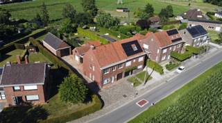 Halfopen bebouwing met opslagplaats!Indeling: inkomhal met gastentoilet, lichtrijke leefruimte met haard. Keuken, extra ruimte naast de keuken. Op de eerste verdieping zijn er 4 slaapkamers en badkamer. Verder is er een ruime zolder waar er nog tal van mogelijkheden zijn. inpandige garage, buiten is er nog een extra garage/opslagruimte en een ruim magazijn die vele mogelijkheden biedt. Troeven: zeer ruime woning met veel potentieel! Gunstig epcVoor meer info of een bezoek mail naar info@property-vastgoed.be