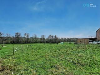 Contact Jeremy +32(0)472 91 80 37 - jeremy.champagne@weinvest.beMagnifique terrain à bâtir situé au calme orienté plein sud d'une superficie de 12...