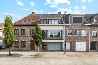 In een rustige straat met weinig doorgaand verkeer bevindt zich deze ruime woning met een praktische indeling en tal van troeven. Met drie slaapkamers, een aangename leefruimte, een privéterras en een grote tuin biedt deze woning een ideale combinatie van ruimte en comfort.<br /><br />Via de aparte traphal bereikt u de leefverdieping, waar de ruime woonkamer naadloos aansluit op de halfopen keuken. Vanuit de keuken heeft u rechtstreeks toegang tot het privéterras, een aangename plek om in alle rust te genieten van het buitenleven.<br /><br />Op de bovenverdieping bevinden zich drie volwaardige slaapkamers. Daarnaast beschikt de woning over een praktische zolderruimte, bereikbaar via een trapluik, die extra bergruimte biedt.<br /><br />Ook het gelijkvloers heeft heel wat te bieden. Achter de garage bevindt zich een apart toilet en een bijzonder aangename bureauruimte met zicht op de tuin. Ideaal voor wie regelmatig van thuis uit werkt of nood heeft aan een extra hobby- of werkruimte. De huidige garage werd gedeeltelijk opgedeeld met gyprocwanden, maar kan opnieuw ingericht worden als garage.<br /><br />Een absolute troef is de ruime tuin op het gelijkvloers, bereikbaar via de garage en de trap. Hier geniet u van heel wat buitenruimte en mogelijkheden om een gezellige tuinomgeving te creëren.<br /><br />Tot slot beschikt de woning over een volledige betonnen structuur tot aan de bovenste bouwlaag, wat bijdraagt aan de stevige constructie. Met een EPC-label C en een energiescore van 222 kWh/m² per jaar biedt deze woning bovendien een gunstige energetische basis.<br /><br />Bent u op zoek naar een ruime woning met drie slaapkamers, een grote tuin en een praktische indeling, gelegen in een rustige omgeving? Dan is deze woning zeker een bezoek waard!<br /><br />Graag een bezoek, dien dan een aanvraag in via deze website of bel ons via ons centraal telefoonnummer 052463804 tijdens de kantooruren.
