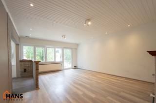 Inkomhal met vestiairekast; leefruimte met halfopen vernieuwde keuken met kookplaat, spoelbak en koelkast; apart toilet; badkamer met...