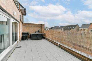 Pal in het centrum van Gistel, maar toch gelegen in een rustige woonwijk, bevindt zich op de eerste verdieping dit aangename en instapklare appartement. Dankzij de centrale ligging geniet u hier van alle comfort op wandelafstand: winkels, horeca, openbaar vervoer en andere voorzieningen bevinden zich letterlijk op een steenworp van het appartement.<br /><br />Het appartement beschikt over een lichtrijke leefruimte met een ingerichte open keuken, die beide uitgeven op het ruime en rustige zonneterras van maar liefst 23 m²! Aansluitend aan de keuken bevindt zich een praktische, aparte berging, ideaal als extra opslagruimte. Verder beschikt het appartement over een badkamer met ligbad en douchemogelijkheid, een apart gastentoilet en twee mooie slaapkamers.<br /><br />Het appartement is momenteel verhuurd voor € 700 per maand, wat het ook interessant maakt als investering. Daarnaast bestaat de mogelijkheid om achteraan het gebouw een individuele garagebox aan te kopen!<br />Vraag nu uw bezoek aan! EPC: 145 kWh/m² ~ UC: 3553913 ~Vg, Wg, Gmo, Gvv, Gmr ~ Ref. MI25022