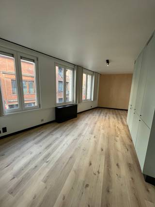 A visit request can be made through our website: https://vicusvastgoed.be/nl/te-huur.<br />Go to the respective property and click on 'Request a Visit'. After completing 'My rental profile', we will get back to you soon.<br /><br />Mobiscore: 9,5/10<br /><br />This charming studio is located in an ideal location, in the heart of Ghent, close to Sint-Lucas and the Kouter. Within cycling distance of the Gent-Sint-Pieters station, in the vicinity of the R40 and within walking distance of streetcar and bus stops.<br /><br />Upon entering the studio, you immediately notice the smart layout. The bathroom is fully equipped with a shower, sink and toilet.<br />Built-in closets are provided for your clothes and personal belongings, offering additional storage space.<br /><br />The kitchen is equipped with a stove, sink and hood. The living room and bedroom together form a spacious, open living space that you can decorate completely to your own taste.<br /><br />Rental price: 650 euros<br />Common charges: 35 euros