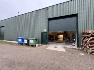 Bedrijfshal te huur!<br /><br />De hal is gelegen op de volledig gerenoveerde Flam site, in de Fabrieksstraat te Sint-Truiden, in een afgesloten domein met voldoende parkeermogelijkheden.<br /><br />Deze unit is uitgerust met een sectionale poort met een doorrijhoogte van 4m80 en een vrije hoogte van ongeveer 5m60.<br /><br />De totale vloeroppervlakte bedraagt 186 m².<br /><br />De ligging biedt een vlotte verbinding met Tienen, Tongeren, Borgloon, Luik en Hasselt. <br /><br />Interesse? Neem contact op met Aktimmo voor meer info of een bezoek ter plaatse.