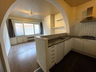 GROTE WONING vlakbij de Ezelpoort gelegen, te Kristus-Koning. Momenteel ingedeeld in 4 appartementen. Op wandelafstand van de binnenstad. Grondoppervlakte 140 m². Het pand beschikt over een recent DAK, grotendeels DUBBELE BEGLAZING en vooral VEEL MOGELIJKHEDEN. EPC 441/ 395/ 364/ 297 kWh/m².<br />