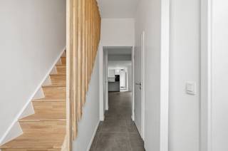 <p><span>Bij de vernieuwing van deze woning is alles uit de kast gehaald om te zorgen voor een kwalitatief en energiezuinig resultaat. De EPC-score van 72 kWh/m²/jaar (Label A), maakt dat deze woning klaar is voor de toekomst, met dikke isolatielagen en 8 zonnepanelen van het glas-glas type, die ook onderaan het zonlicht capteren. In de Harnasstraat passeert weinig doorgaand verkeer en parkeert u langs de straat zonder schijf. Wie op de details let, spot een ingebouwde kast onder de trap, volledig afgewerkte opdekdeuren, een gevelplint in blauwe hardsteen, een mooie tuinafsluiting en keramische, vlakke dakpannen. Op het gelijkvloers met grote grijze tegels, vloeien de ruimtes in mekaar: inkom, open keuken en leefruimte. De U-vormige open keuken, is uitgerust met volgende toestellen: kookplaat met geïntegreerde afzuiging, oven, microgolf, koelkast, freezer en vaatwasser. In de tuin met beperkte inkijk, beschikt u over een terras (betonklinkers), buitenkraan, stopcontacten en lichtpunt. Qua bergruimte, staat een afgewerkte berging/wasplaats ter beschikking. In de 3 kamers kan u zelf vaststellen hoe stil deze buurt is. In de badkamer is plaats voor een regendouche met glazen wand en thermostatische kraan; een sierradiator en een dubbel lavabomeubel met spiegel. De woning kreeg een officiële Mobiscore mee van 9 op 10. Op circa 5 minuten vervoegt u de R6/E19.</span></p><p><span> </span></p>