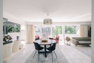 <p><span>DESTELBERGEN - Appartement en duplex exceptionnel avec terrasse ensoleillée</span></p><p><span> </span></p><p><span>Situé au 527 Dendermondesteenweg à Destelbergen, cet appartement en duplex exceptionnellement spacieux et lumineux offre une surface habitable impressionnante de pas moins de 214 m². </span></p><p><span>Grâce à son emplacement central, les écoles, les commerces, les transports en commun et toutes les commodités quotidiennes sont accessibles à pied, tandis que le lac Damvallei et le parc Reinaert, situés à proximité, offrent un équilibre parfait entre accessibilité et cadre verdoyant apaisant. De plus, l'appartement est très économe en énergie, avec un label EPC B.</span></p><p><span> </span></p><p><span>Depuis le hall d'entrée, vous accédez à l'étage d'habitation, où les nombreuses </span></p>