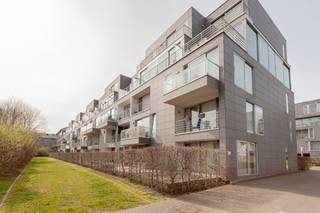 Ce magnifique duplex est situé le long du Lousbergkaai (Visserij) à Gand et donne sur le parc Lousberg à l'arrière.Transports en commun et commerces...