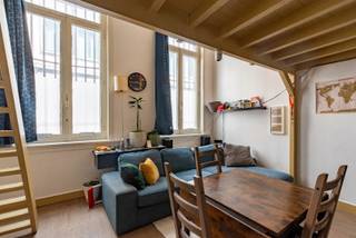 Super tof gelijkvloers duplex appartementje met hoge plafonds, op centrale, doch rustige ligging te Antwerpen centrum.Bezoeken aanvragen via:...