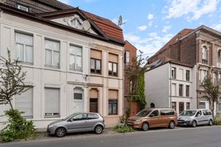 Deze charmante gezinswoning, die nog renovatie vraagt, bevindt zich op wandelafstand van scholen, buurtwinkels, het ziekenhuis en het...