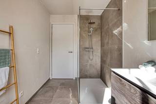 Stijlvol nieuwbouwhuis te koop in Elverdinge met drie slaapkamers, ruime dubbele garage en tuin. Deze halfopen woning is uitermate geschikt voor wie op zoek is naar een centraal gelegen woning tussen Ieper, Poperinge en Vleteren. Dit huis wordt afgewerkt verkocht en komt in aanmerking voor 6% BTW (ook investeerders)! Verder is dit huis erg energiezuinig gebouwd en wordt er gewerkt met warmtepomp, regenwater, superisolerend glas,... <br /><br />INDELING <br />Gelijkvloers: Inkomhal met apart toilet - ruime woonkamer met mooie raampartijen, zithoek en eetplaats - open volledig geïnstalleerde keuken met eiland - ruime aangrenzende berging bij de keuken met aansluitingen voor wasmachine - achtertuin met toegang naar de dubbele garage, voorzien van automatische poort.<br /><br />Eerste verdiep: Nachthal - drie slaapkamers - badkamer met dubbel lavabomeubel en inloopdouche - berging - apart toilet.<br /><br />Verder heeft deze woning nog een ruime zolder, toegankelijk via zolderluik.<br /><br />ALGEMEEN<br />- Perceel 429m²<br />- Energiezuinig (max E-peil 30)<br />- Superisolerende beglazing<br />- Regenput 10.000L<br />- Ventillatie type D<br />- Verwarming met warmtepomp<br />- In aanmerking voor 6% BTW<br />- Dubbele garage, zeer ruim!<br /><br />Bestuursmaatregelen in het maatregelenregister: nee