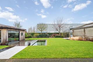 Deze woning met grote loods ligt in de industriezone te Oostende. Dit unieke pand heeft met zijn 260 m² bewoonbare oppervlakte en een loods van 485...