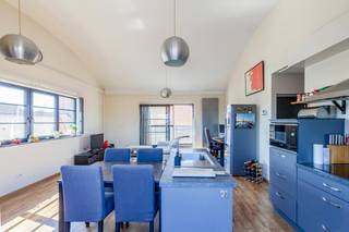 Cet appartement confortable et économe en énergie (EPC B) allie confort, aménagement pratique et emplacement idéal à la périphérie de Gand.<br /><br />Les transports en commun sont à proximité et vous pourrez rejoindre le centre de Gand en 10 minutes de bus et de tramway. Les autoroutes E40, E17 et R4 sont également accessibles en 2 minutes. Les cyclistes peuvent facilement rejoindre le centre historique, tandis que les amoureux de la nature pourront profiter du Gentbrugse Meersen à quelques minutes de marche.<br /><br />L'appartement fait partie d'une petite résidence comptant seulement cinq unités résidentielles. Grâce à son emplacement au troisième et dernier étage, vous pourrez profiter d'une vue dégagée. En hiver, même les tours de Gand sont visibles.<br /><br />Les deux terrasses, orientées est et ouest, constituent un atout absolu. Ainsi, vous pouvez choisir le soleil ou l'ombre à tout moment de la journée.<br /><br />À l'intérieur, la lumière agréable est immédiatement perceptible. Les grandes fenêtres créent une atmosphère ouverte et le plafond voûté de l'espace de vie crée une sensation d'espace supplémentaire.<br /><br />Disposition <br /> • Hall d'entrée avec vestiaire<br /> • Chambre spacieuse avec lucarne<br /> • Deuxième pièce, actuellement aménagée en dressing et espace de rangement<br /> • Salle de bain avec douche, lavabo, toilettes et branchement pour machine à laver<br /> • Grand espace de vie avec cuisine ouverte<br /> • Espace mansardé pratique accessible par un escalier escamotable<br /> • Espace commun pour les vélos et les bennes<br /><br />Idéal pour les débutants, les célibataires ou les couples qui souhaitent vivre au calme avec tous les atouts de la ville à portée de main.<br /><br />Vous pouvez consulter les conditions générales de Dewaele DIY sur dewaele.com.<br /><br />Registre des mesures: non