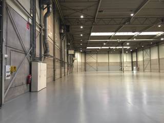 Logistieke site met 6.850m² magazijn (Hal A+E) met 12 los- laadkades, 3.500m² magazijn (Hal B+C) met 4 gelijkvloerse poorten, 590m² kantoren,...