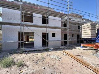 Rond de Mokkerkapel worden drie moderne BEN-woningen gebouwd op een toplocatie, op wandelafstand van scholen, winkels en openbaar vervoer. De woningen worden ontwikkeld met focus op maximaal wooncomfort, energiezuinigheid en een kwalitatieve afwerking.<br /><br />Lot 3 beschikt over een carport, een regenwaterput van 7.500 liter en een praktische zolder met extra mogelijkheden.<br /><br />De woning kan wind- en waterdicht aangekocht worden — ideaal voor wie de afwerking volledig naar eigen smaak wil bepalen.<br /><br />Wenst u meer informatie of een bezoek? Contacteer ons gerust.