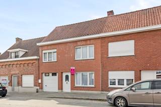 Deze instapklare woning is gelegen vlakbij het centrum van Houthulst.De indeling van deze woning is als volgt: * Gelijkvloerse verdieping: Inkomhal,...