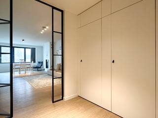 Dit mooi appartement ligt in het centrum van Beveren met verschillende winkels op wandelafstand.<br /><br />Het is gelegen op de 1ste verdieping en is makkelijk te bereiken via de lift. Het appartement werd bovendien met zeer mooie materialen afgewerkt.<br /><br />Indeling: inkomhal met apart gastentoilet, leefruimte met zicht op de markt en gezellige gashaard, open ingerichte keuken met apparaten, berging, 2 slaapkamers, ingerichte badkamer met inloopdouche en lavabomeubel, terras voor- en achteraan met bergkast, C.V. op aardgas, kelderberging.<br /><br />Vrij vanaf 15/04 of 01/05<br />A.O: 55 € / maand<br />Interesse? Contacteer ons gerust voor meer info of een bezoek!