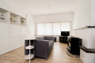 <p>Dit aangename één slaapkamer appartement bevindt zich op de gelijkvloerse verdieping van een kleinschalig residentie, gesitueerd in de Veluwestraat in het hartje van de stad en heeft dus een ideale uitvalsbasis.</p>
<p>Via de inkomhal betreedt u het appartement. Er werd gekozen voor een open indeling van de ruimtes waardoor u een maximaal ruimtegevoel kan ervaren met een optimale lichtinval. De keuken, die voorzien is van kasten en toestellen, geeft u toegang naar de aangename buitenruimte. Deze is deels inpandig waardoor u optimaal kan ontspannen en in alle privacy genieten van het stadsleven. Aan de achterzijde van het appartement bevindt zich de slaapkamer met ensuite badkamer voorzien van ligbad, lavabo en toilet. <br /><br />Het appartement is ideaal voor eigen bewoning maar tevens ook als investering aangezien het appartement momenteel verhuurd is. <br /><br />Openbaar vervoer, winkels, sportfaciliteiten, allen op wandel-/fietsafstand.</p>