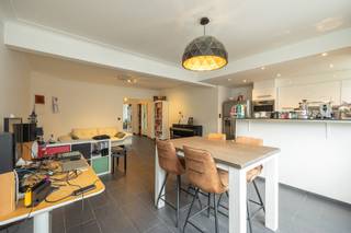 BEZOEKDAG 13 DECEMBER - AFSPRAAK VIA WEBSITEDit volledig opgefriste appartement biedt een aangename en lichtrijke leefruimte met een open, moderne...