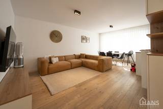 Dit verzorgde appartement bevindt zich op de eerste verdieping van een kleinschalig gebouw (zonder lift).<br /><br />Indeling: Inkomhal; apart gastentoilet; 2 slaapkamers waarvan één met rechtstreekse toegang tot het achterliggende terras; ingerichte badkamer; ruime woonkamer met open volledig uitgeruste keuken; praktische berging.<br /><br />Extra troeven: achterliggend terras; verlichting aanwezig in alle kamers; TV- en internetaansluiting in alle ruimtes.<br />Mogelijkheid tot het huren van een garagebox voor € 95/maand (niet verplicht).<br /><br />Een comfortabel appartement met een praktische indeling en alle nodige voorzieningen, ideaal voor wie op zoek is naar een instapklare woonst.<br /><br />Gemeenschappelijke kosten: 10 EUR voor de minuterie. De nutsvoorzieningen zijn privatief.<br />Geschikt voor maximaal 4 personen.<br />Beschikbaar op 01/12/2026.<br /><br />Huurwaarborg bedraagt 3 maanden huur.<br />Plaatsbeschrijving door extern bedrijf met gedeelde kosten.<br /><br />Een bezoek ter plaatse kunt u enkel online reserveren op www.hansvastgoed.com.<br />Voor meer informatie, bezoek onze website www.hansvastgoed.com of neem contact op met info@hansvastgoed.com of +32 3 366 05 30.