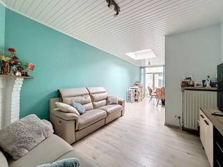 <p>Energiezuinige woning op wandelafstand van diverse faciliteiten. De woning omvat een inkomhal, een bureel of polyvalente ruimte, een lichtrijke leefruimte met eet- en zithoek en een volledig uitgeruste open keuken. Verder zijn er een praktische was-/bergplaats en een ingerichte badkamer met ligbad (met douchemogelijkheid), lavabomeubel en toilet.</p>
<p>De grote tuin met aangelegd terras en tuinberging biedt volop ruimte om te ontspannen. Op de eerste verdieping bevinden zich twee slaapkamers. Via een vaste trap bereikt u de tweede verdieping, ingericht met een nachthal en een ruime derde slaapkamer.</p>
<p><strong>Extra troeven:</strong></p>
<ul>
<li>Energiezuinig</li>
<li>Conforme elektriciteitskeuring</li>
<li>Zonnepanelen en thuisbatterij</li>
<li>Dubbele beglazing en rolluiken</li>
<li>Droge kelder</li>
<li>Op wandelafstand van scholen, winkels en openbaar vervoer</li>
<li>Vlotte verbinding naar in- en uitvalswegen</li>
<li>Geen renovatieplicht</li>
<li>Instapklaar</li>
</ul>
<p>Deze woning is te koop <strong>ZONDER makelaar</strong> via het concept van Smart Houses. Wenst u verdere inlichtingen of een bezoek? Contacteer rechtstreeks de eigenaar via 0479/33.75.97</p>