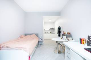<p><strong>!!! HUUROVEREENKOMST VAN 1 JAAR EN UITSLUITEND VOOR STUDENTEN !!! BRUSSEL-CENTRUM – Op een steenworp van de Koninklijke Vlaamse Schouwburg (KVS) en de kaaien, vlakbij De Brouckère en de Beurs, in de nabijheid van talrijke hogescholen en universiteiten, met veel openbaar vervoer en winkels in de omgeving, GEMEUBILEERDE studio (UL 1E6) uitsluitend voor studenten in een in 2017 volledig gerenoveerd gebouw van ±28m² bewoonbare oppervlakte bestaande uit een leefruimte, een uitgeruste open keuken (koelkast/vriezer, kookplaat, dampkap, microgolfoven), douchekamer (douche, toilet, wastafel). Gemeenschappelijke ruimte op het gelijkvloers met wasruimte en tuin. Vaste kosten van € 150/maand (koud water, warm water, verwarming, gemeenschappelijke delen, elektriciteit, internet). Beschikbaar vanaf 15/09/2026! EPC C! Afmetingen worden ter indicatie gegeven.</strong></p>
<p> </p>
<p><u>UL 1<sup>E</sup>6 – 1<sup>e</sup> verdieping:</u></p>
<ul>
<li>Leefruimte</li>
<li>Uitgeruste open keuken (koelkast/vriezer, kookplaat, dampkap, microgolfoven)</li>
<li>Douchekamer (douche, toilet, wastafel)</li>
</ul>
<p> </p>
<p>Gemeenschappelijke ruimte op het gelijkvloers met wasruimte en tuin</p>