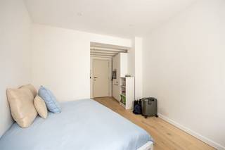 <p><span>Deze luxueuze studentenkamer in residentie "ME59" bevindt zich in een authentiek gebouw op de Mechelsestraat.</span></p><p><span>Het gebouw werd in 2022 volledig gerenoveerd en afgewerkt met hoogwaardige materialen. </span></p><p><span> </span></p><p><span>De studentenkamer bevindt zich pal in het centrum van Leuven op een toplocatie aan de Vismarkt. <br />De kamer is voorzien van een grote kleerkast waardoor er voldoende opbergruimte is. De kamer heeft ook een vast meubel met persoonlijke frigo met vriesvak en microgolf. Verder beschikt de kamer over een persoonlijke badkamer met douche, lavabo en toilet. Verder is de kamer bemeubeld met een bed, bureau en een bureaustoel. </span></p><p><span> </span></p><p><span>In het gebouw zijn er twee gemeenschappelijke keukens De volledig uitgeruste keukens zijn voorzien van een oven, kookplaat, eettafel, wastafels en een persoonlijke opbergkast die op slot kan.</span></p><p><span>Het gebouw beschikt ook over een ruime fietsenstalling die toegankelijk is via Craenendonck. </span></p><p><span> </span></p><p><span>Deze studentenkamer is niet alleen geschikt om te laten bewonen door uw zoon of dochter, maar dit kan ook perfect dienen als een rendabele investering!</span></p><p><span> </span></p><p><span>Verhuurd tot september 2026!</span></p><p><span> </span></p><p><span>Interesse in deze hoogwaardige studentenkamer? Contacteer ons via 016 15 31 15 of info@immolivit.be</span></p><p><span> </span></p><p><span> </span></p><p><span> </span></p><p><span> </span></p>